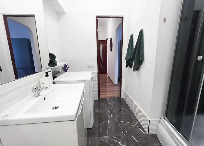 Centre With Free Parking Apartment *