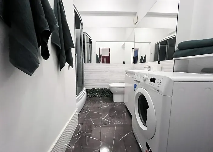 Apartment Centre With Free Parking *